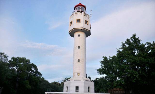 灯塔是涠洲岛的一个标志性建筑灯塔上有瞭望台可观赏全岛风光