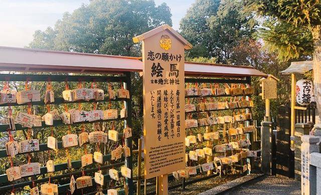 神社里连绘马的都是满满的求姻缘,恋爱顺利,还有不少秀恩爱的_石头