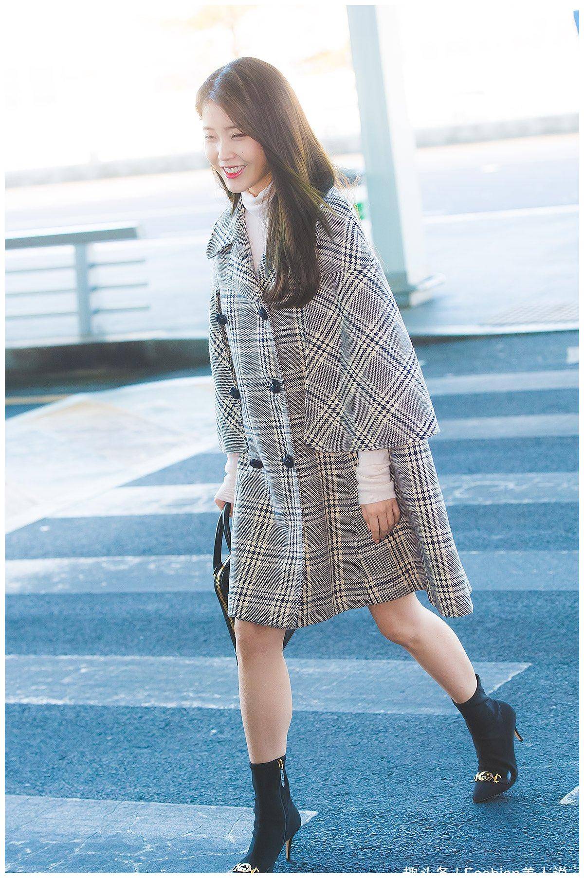 iu现身机场,格纹斗篷搭配翻领毛衣,光腿造型太迷人!_高领_线条_格子