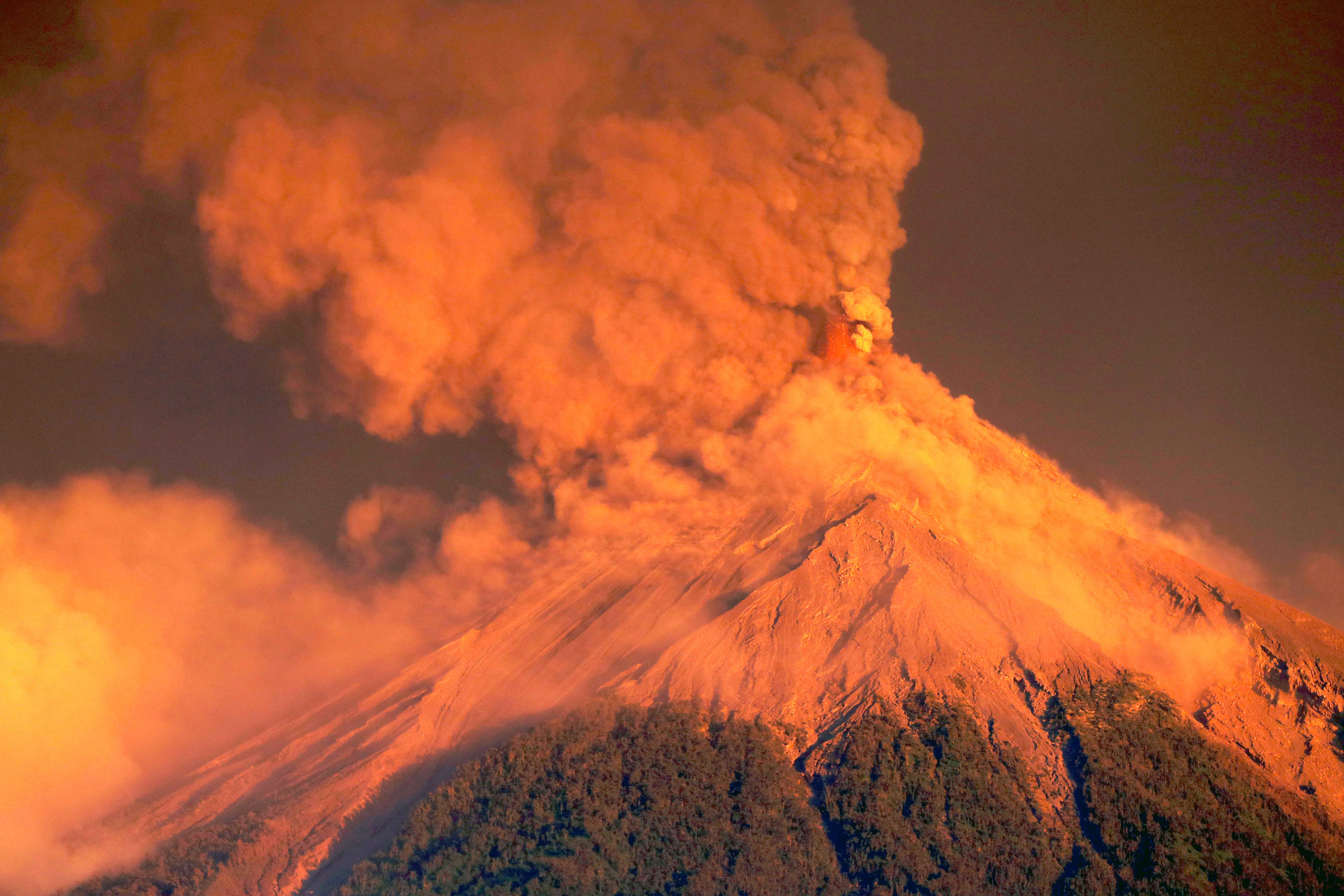 虽然同样是火山爆发,但黄石超级火山还不一样,它的爆发对于全球的影响