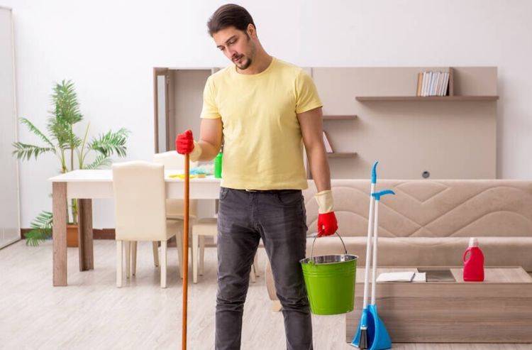 73岁大妈雇佣42岁男保姆照顾我一个月工资6000太不靠谱了