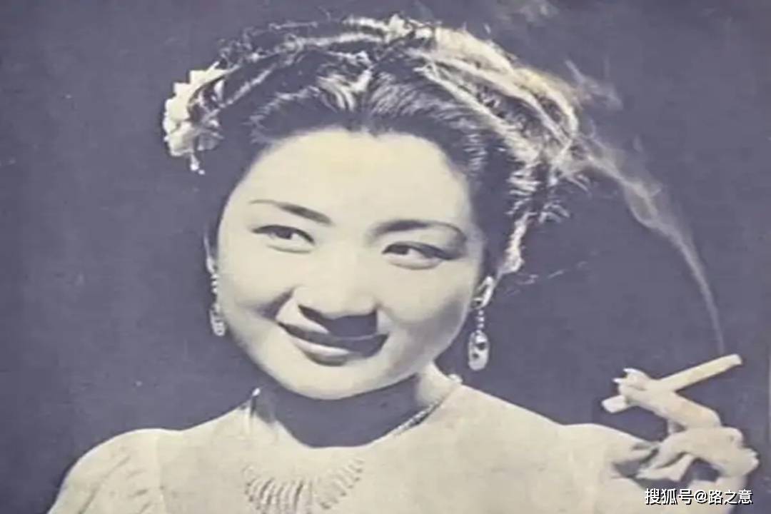 张啸林抬头一看,认出这女人就是这家旅馆的老板娘.