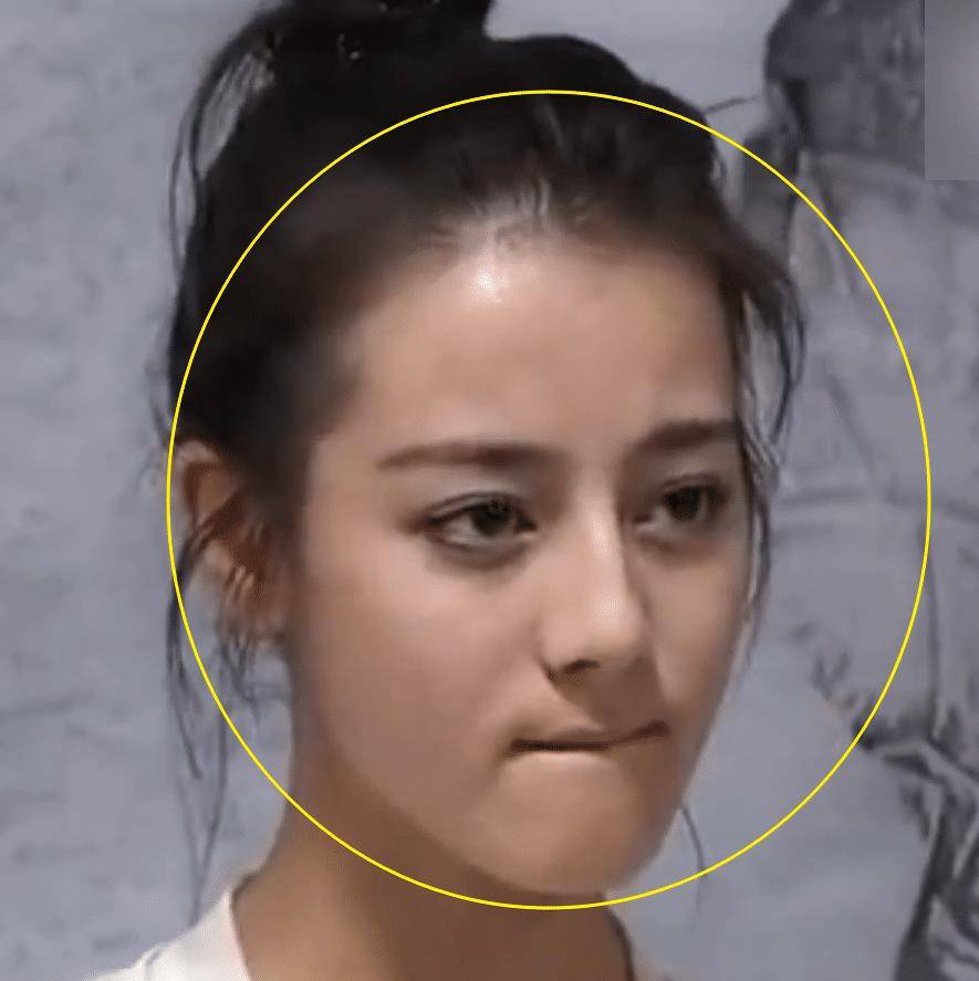 原创迪丽热巴早期素颜照曝光五官完全不输精修黑眼圈却是永远的痛