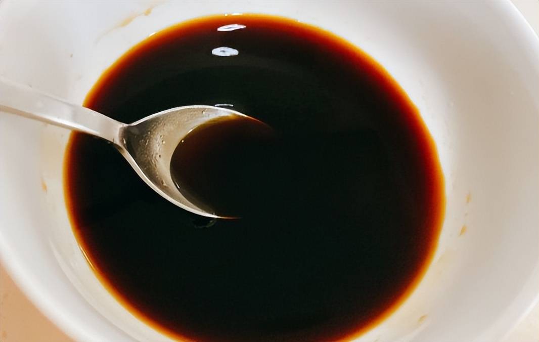 5,倒入调料汁,盖上盖子焖2分钟左右收汁,即可装盘.