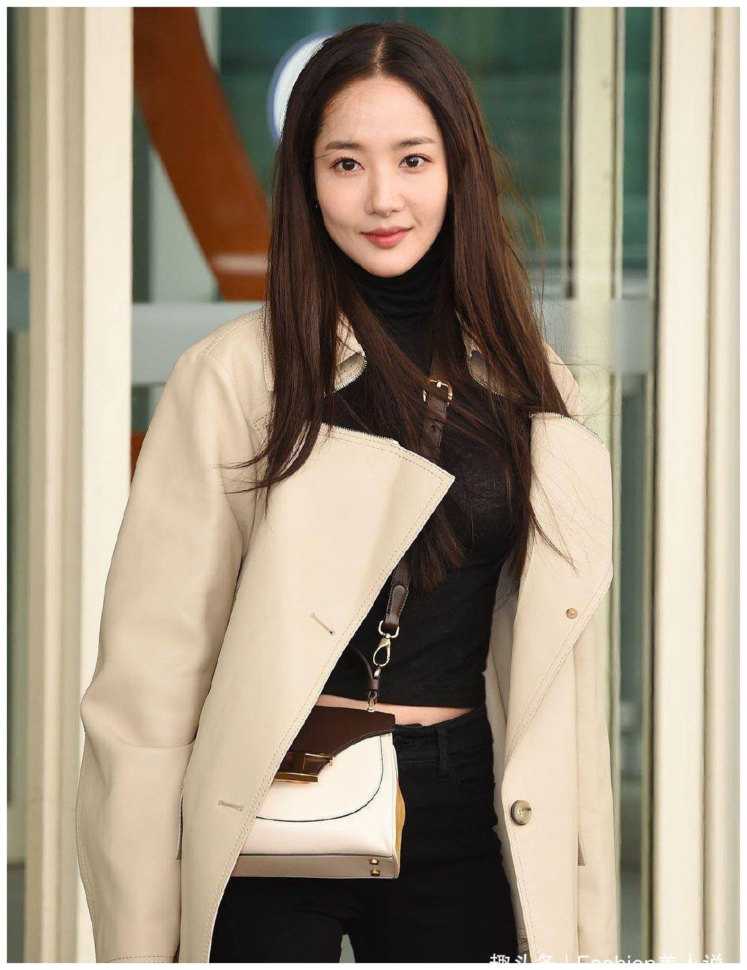 原创朴敏英现身机场露脐装搭配皮衣藏不住的好身材