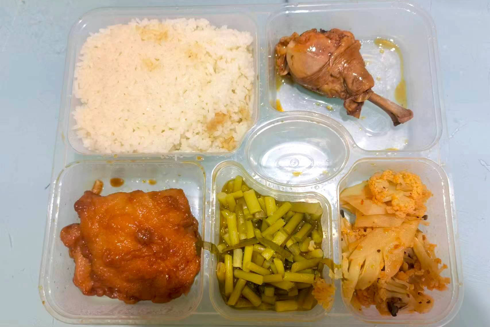 上海小伙晒每天发的盒饭走红2荤2素不重样网友劝你低调