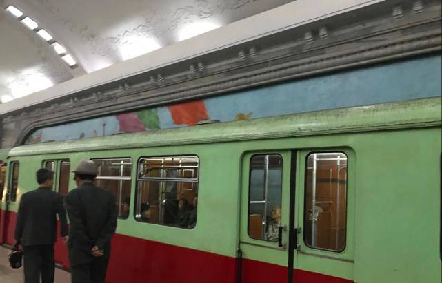 走进朝鲜地铁站，外国游客单独一节车厢，乘务员不愿搭讪