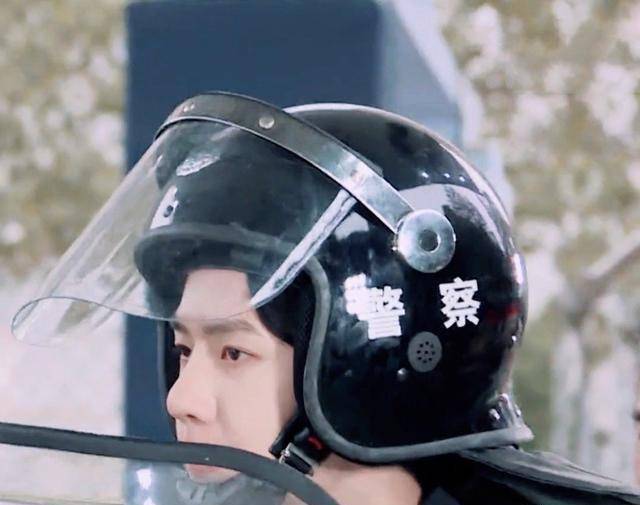 原创王一博剪寸头穿警服电影维和防暴队路透曝光有点憨