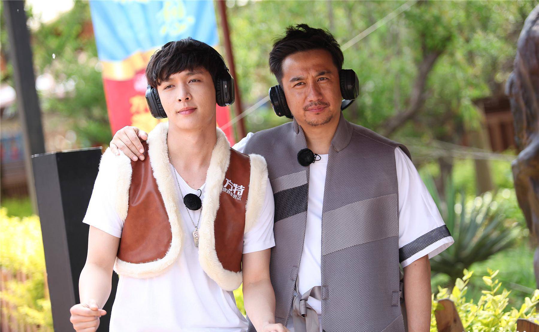 张艺兴首档常驻的综艺节目,并且也是时隔多年之后,再次跟师傅黄磊同框