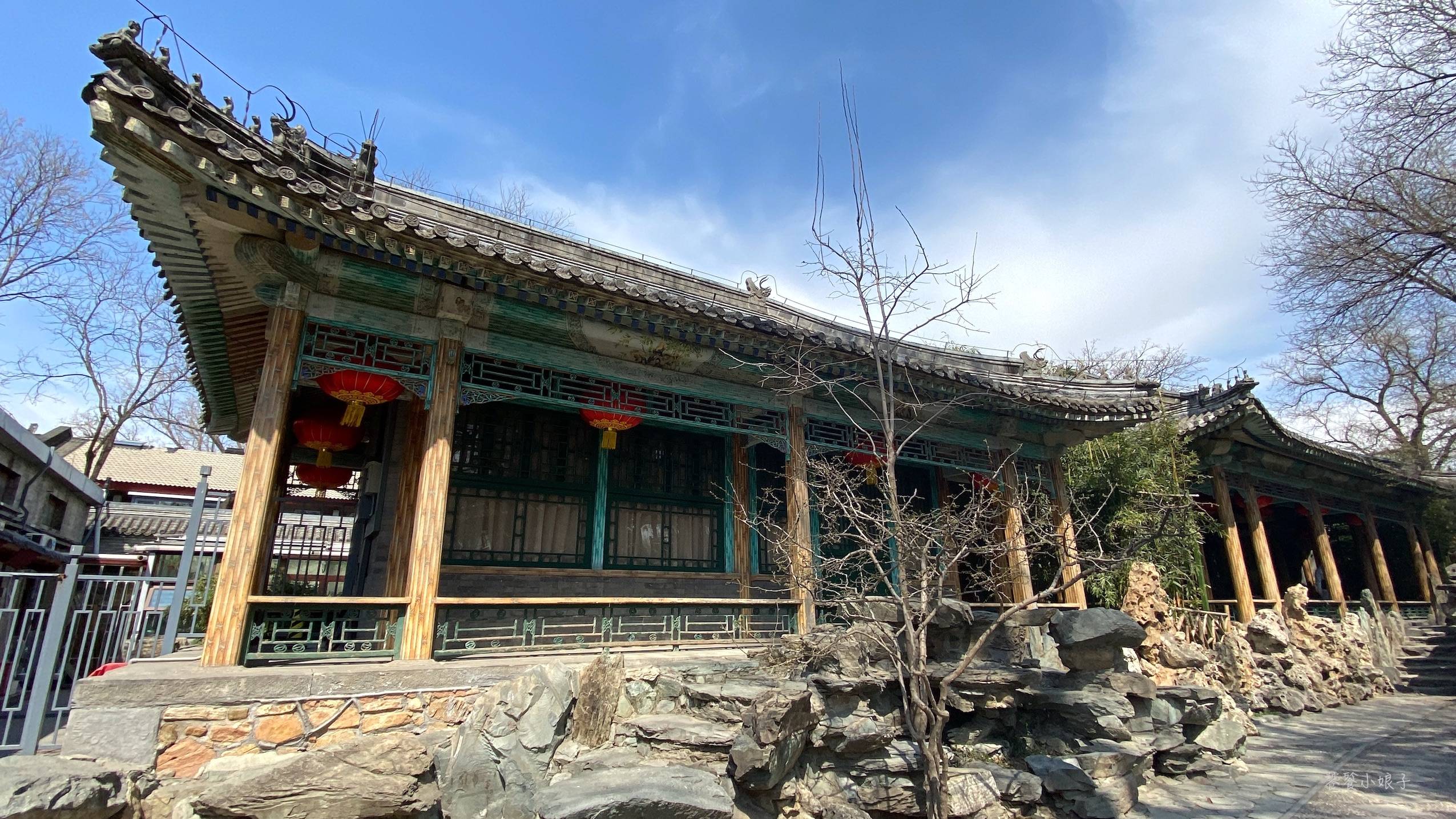 蝠厅的屋顶很有特色,耳房与正厅相接处为硬山顶,折曲处为庑殿顶,至