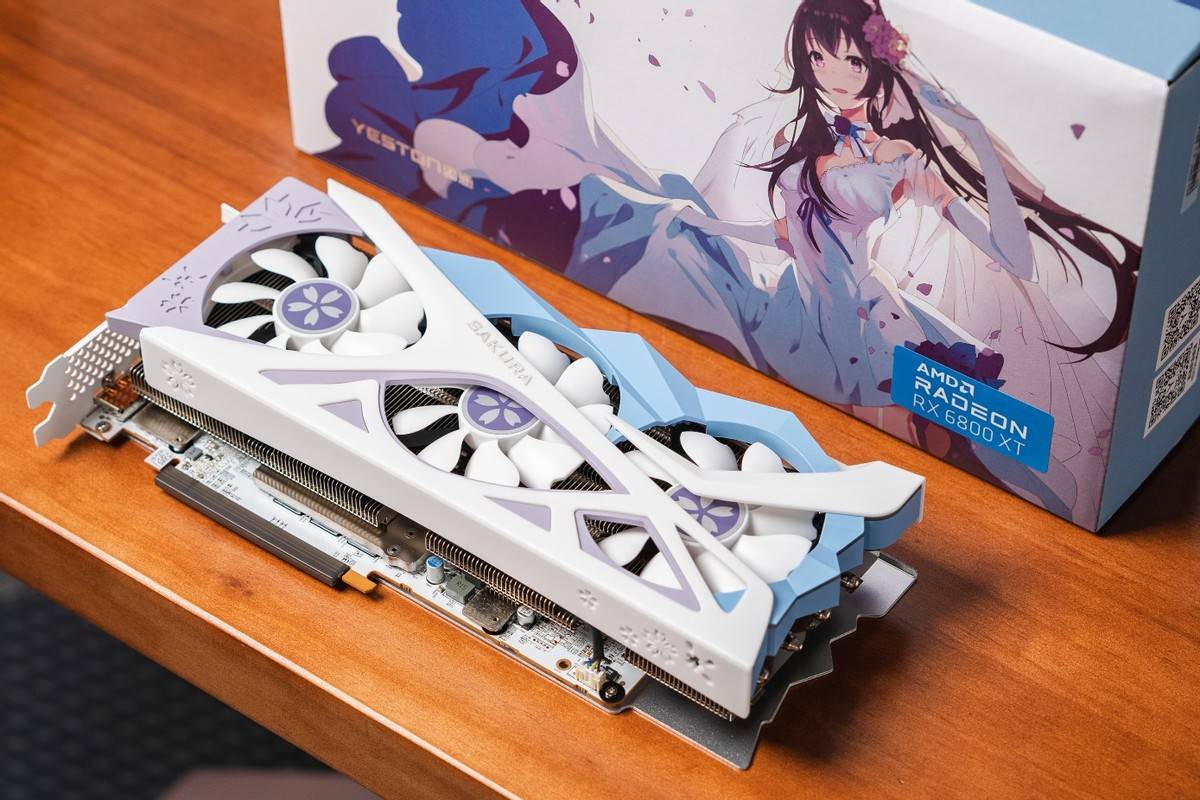 原创4k高性能加纯白优雅设计盈通rx6800xt樱瞳花嫁不一般