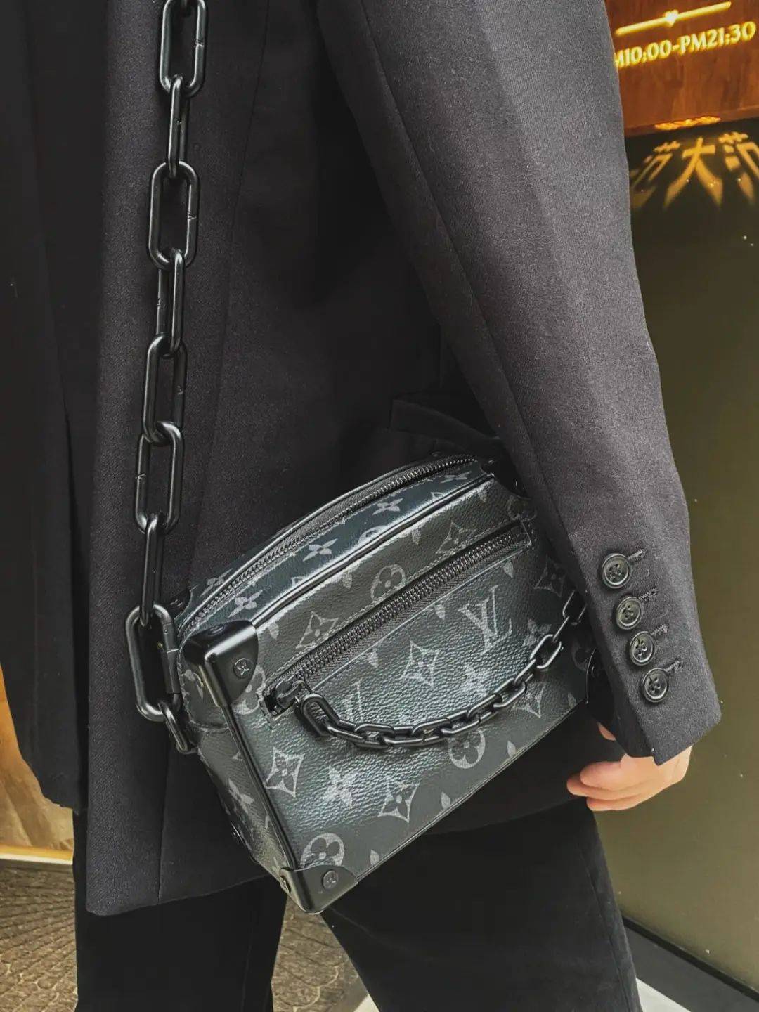 lv软盒子包值得买吗?黑色老花软盒子包,酷劲十足,朋克风拉满