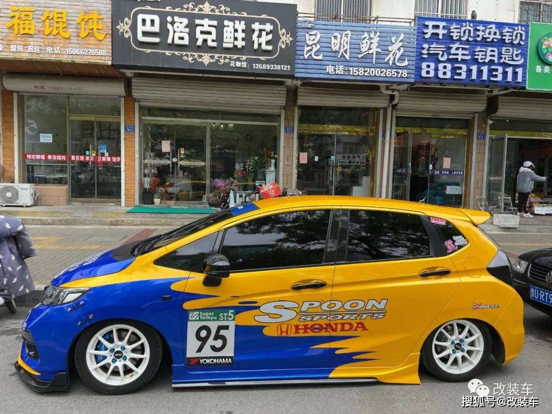 spoon涂装的姿态本田飞度玩改装就是因为老婆喜欢