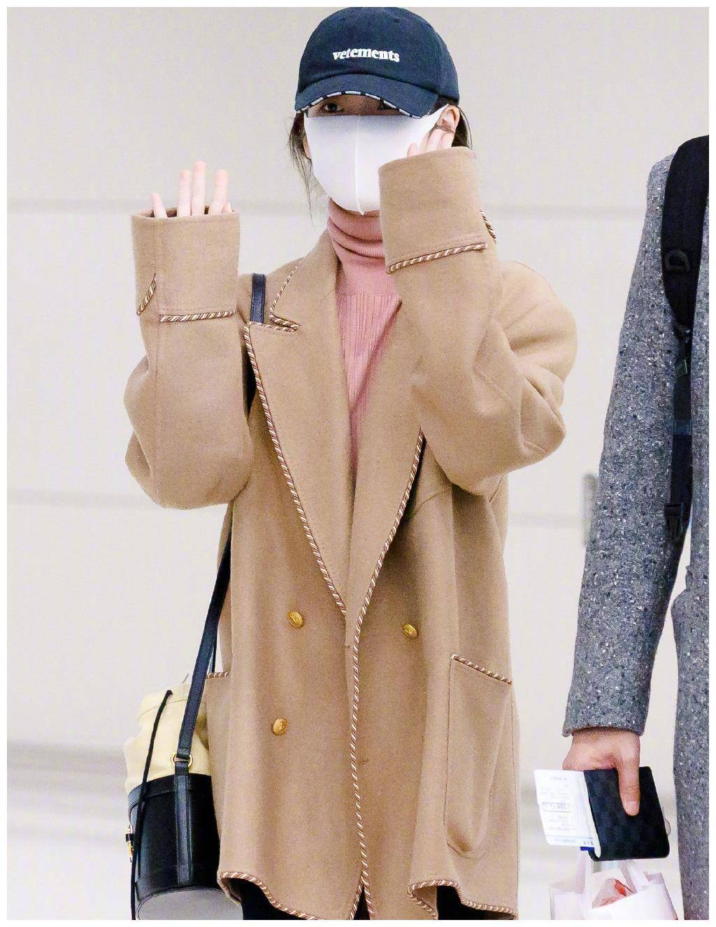 iu李知恩只有162cm,穿呢外套走机场,五五分居然也有范?