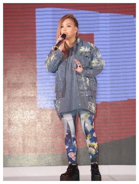 原创张惠妹怎么胖成这样加大码西装快塞不下200斤气场依旧强大