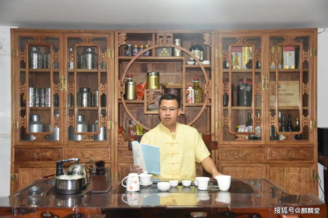 生于一九八零年八月,世居江西省赣州市兴国县梅窖镇三僚村,为曾氏二房