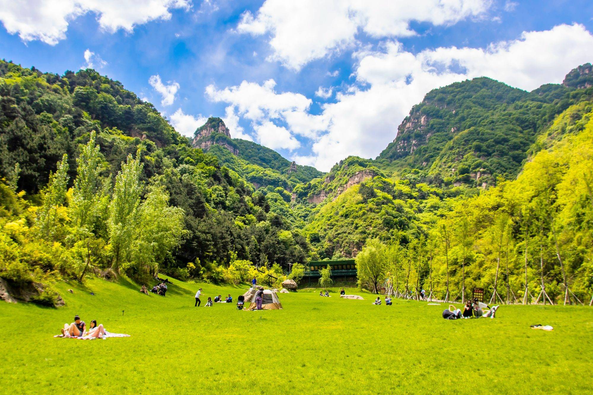 石家庄有一处漫山花溪谷,风光秀美,景色宜人,是休闲露营的好去处