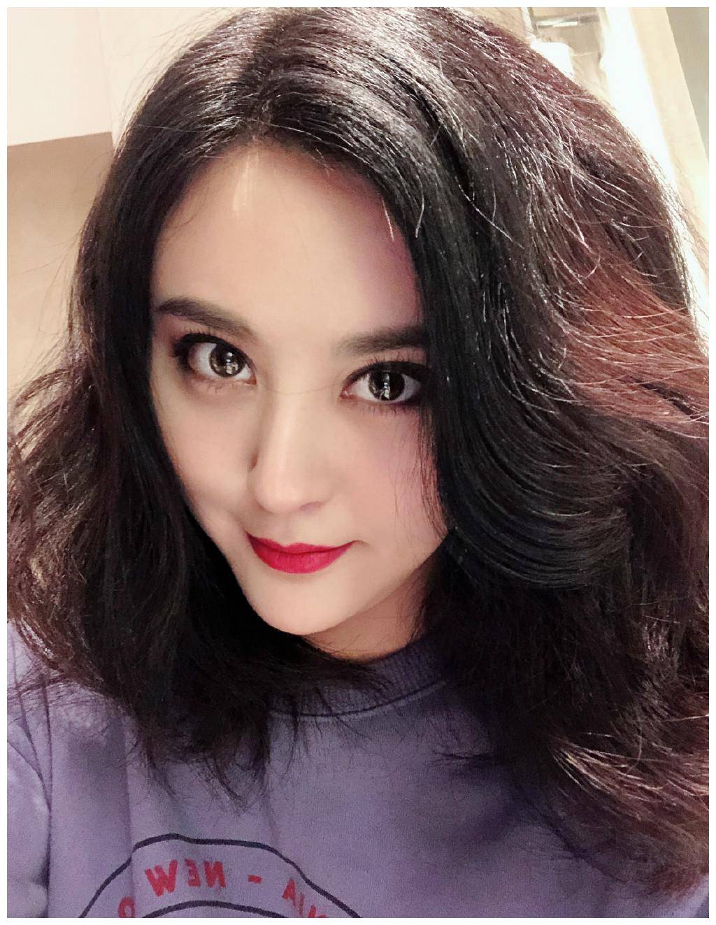 甘露街拍撞脸范冰冰,豹纹衫搭牛仔裤,"火凤凰"变身娇俏小女人