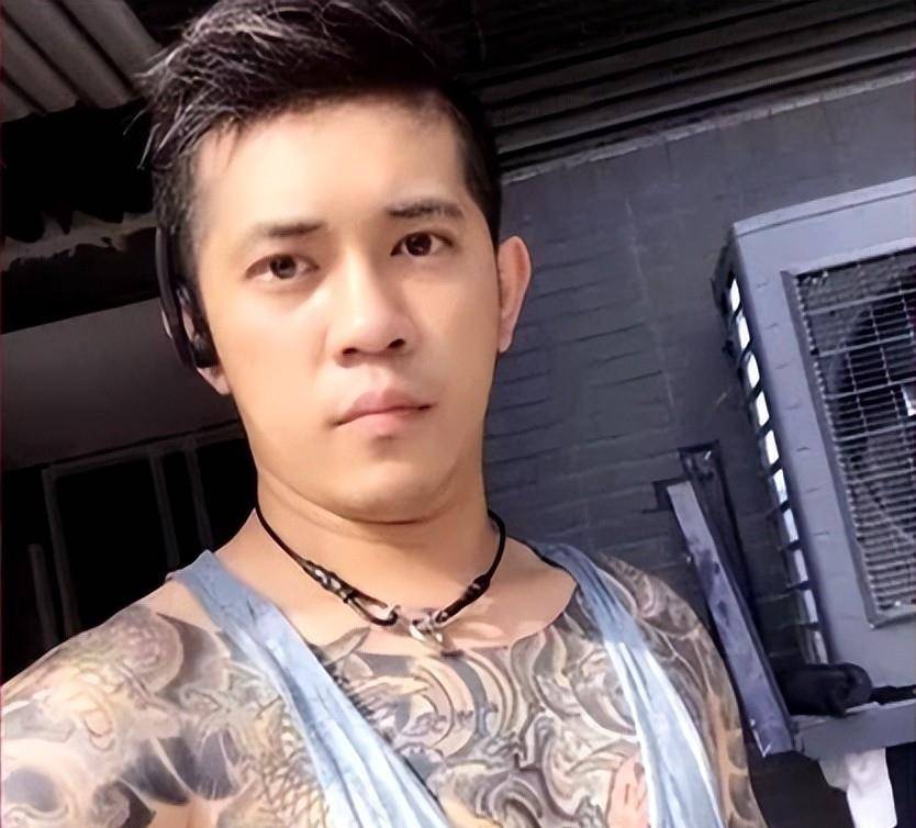 一张合照惊艳全港香港菜场小哥因为太帅爆火