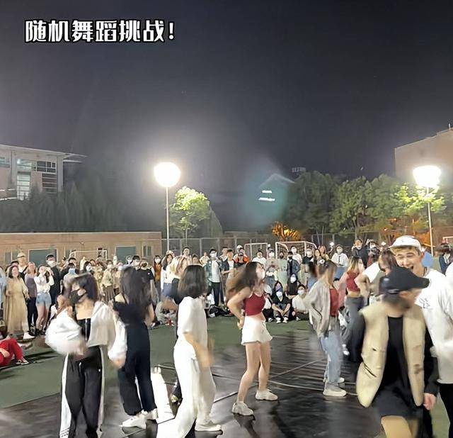 “985大学”变“857现场”？清华学霸在操场蹦迪，隔壁北大压力大