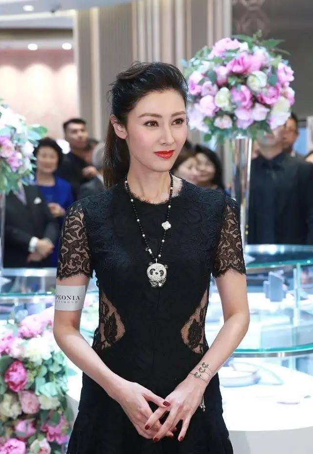 李嘉欣黎姿两大美人媲美 同是豪门阔太气质高雅 看不出是70年的 粉紫色