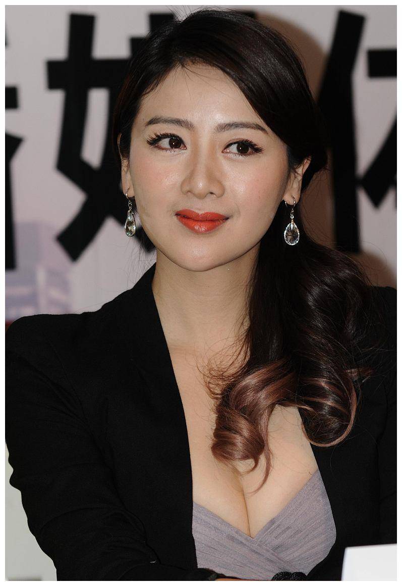 经超妻子小李琳真尤物，小西装遮不住丰满，口红沾牙笑起来太尴尬_时尚组合_身材_风格