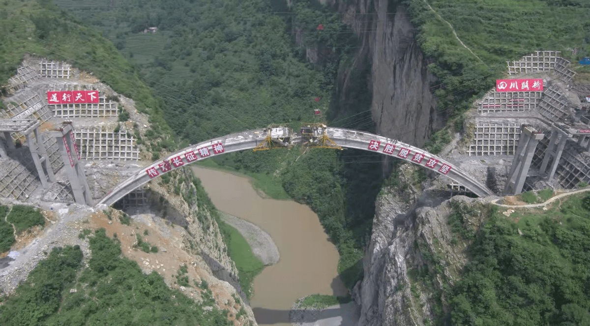 中国基建征服外国人修建跨山大桥无任何支撑工程师质疑你们是怎么做到