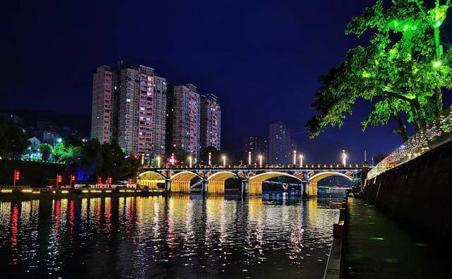 很难想象鄂西这个小城能有这般风景，这里的夜景美出天际