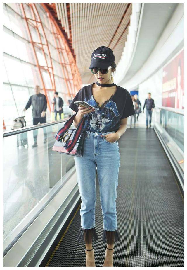 原创吉克隽逸穿上吊带裙好野性，162cm却穿出172大长腿，好像人间芭比