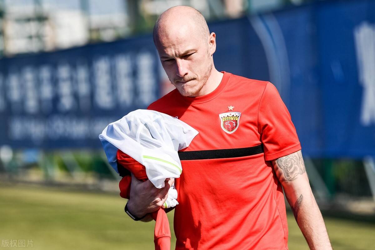 新赛季中超即将开打,上港王牌外援却迟迟未归队,能力不逊奥斯卡_穆伊