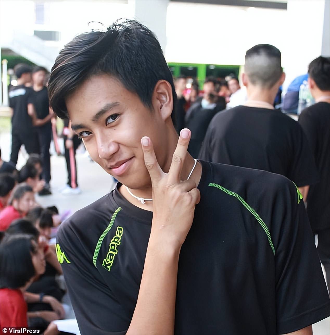 器官的顶端缝了三针,siraphop masukarat在接受《每日邮报》采访时谈