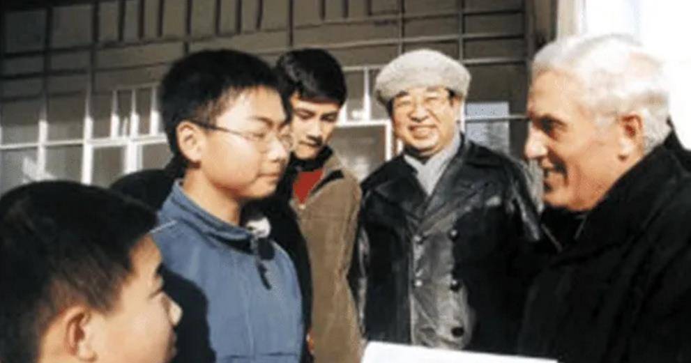 被中国夫妇收养的白人弃婴,46年后成地质学家:我是一个中国人_李忆祖