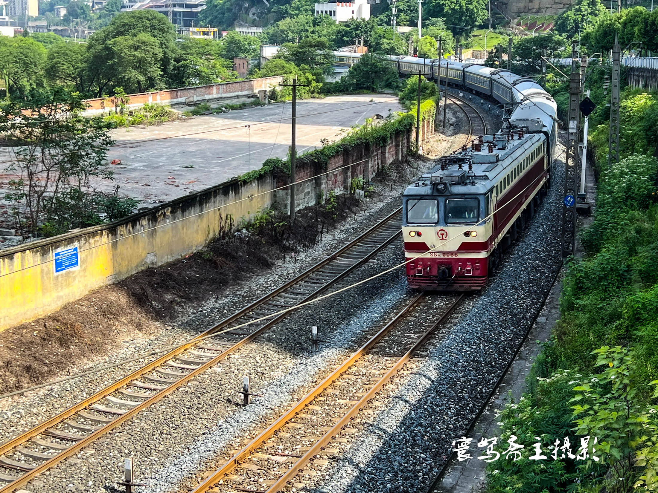 原创寻找重庆绿皮火车的拍摄点之二九龙坡长江灯塔下江边的火车每天有