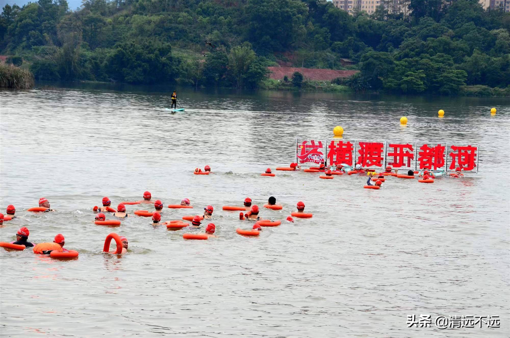 组图：800名“泳士”横渡于都河“千车万人”重走长征路