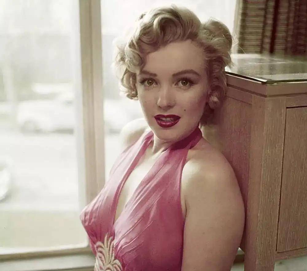 原创梦露遗传精神病史一生追求幸福却因爱上肯尼迪遭离奇死亡