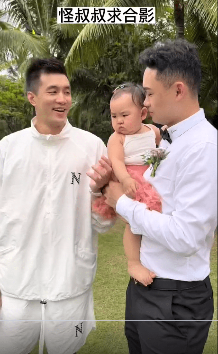原创被迫营业郭艾伦合影原帅1岁女儿小家伙不爱搭理怪叔叔不肯牵手