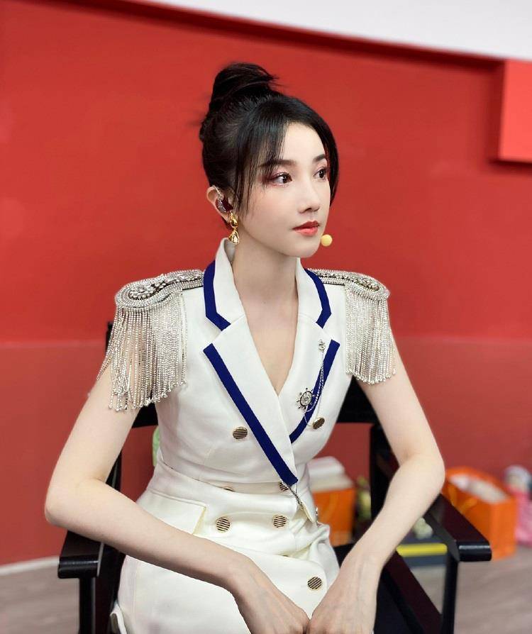 原创陈小纭是要走黑红路线的节奏工作室晒她的美照风格却似曾相识