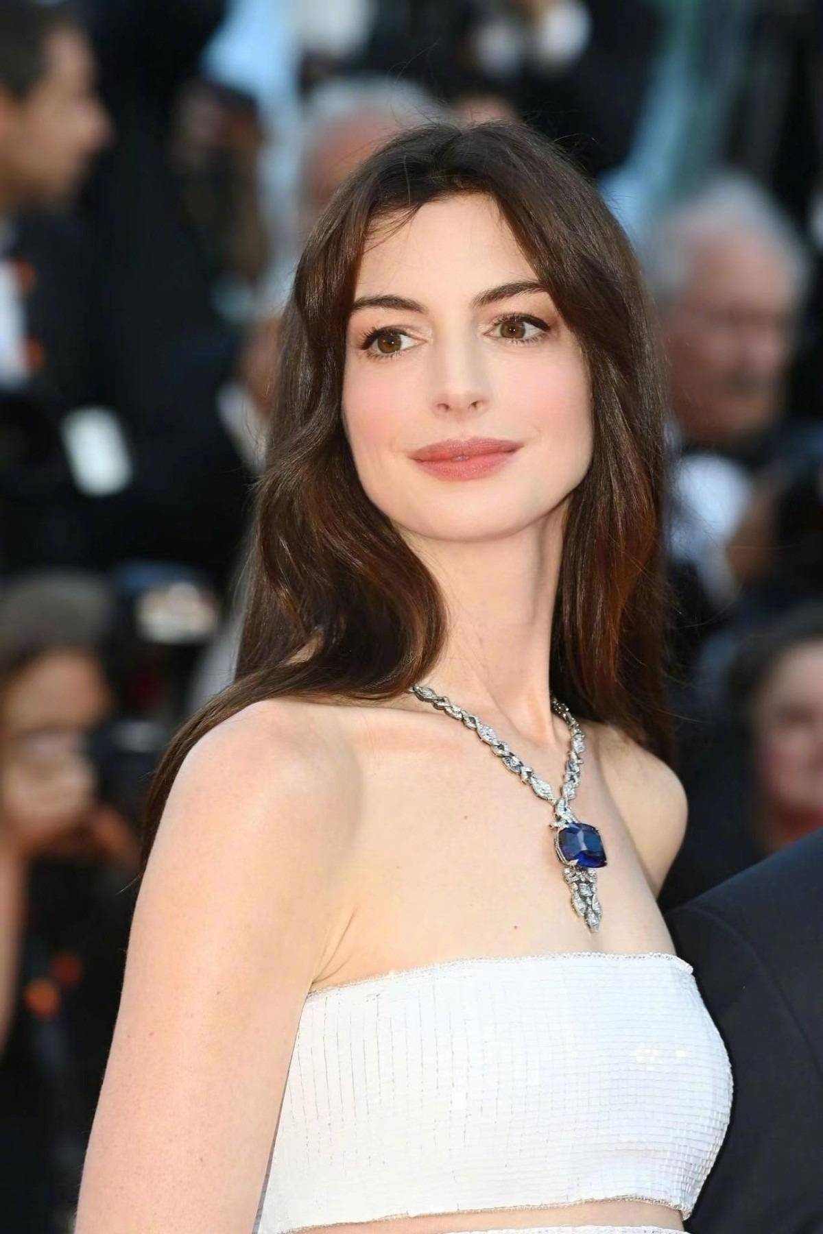 原创安妮海瑟薇红毯造型封神穿抹胸裙戴107克拉项链勒出副乳也超美