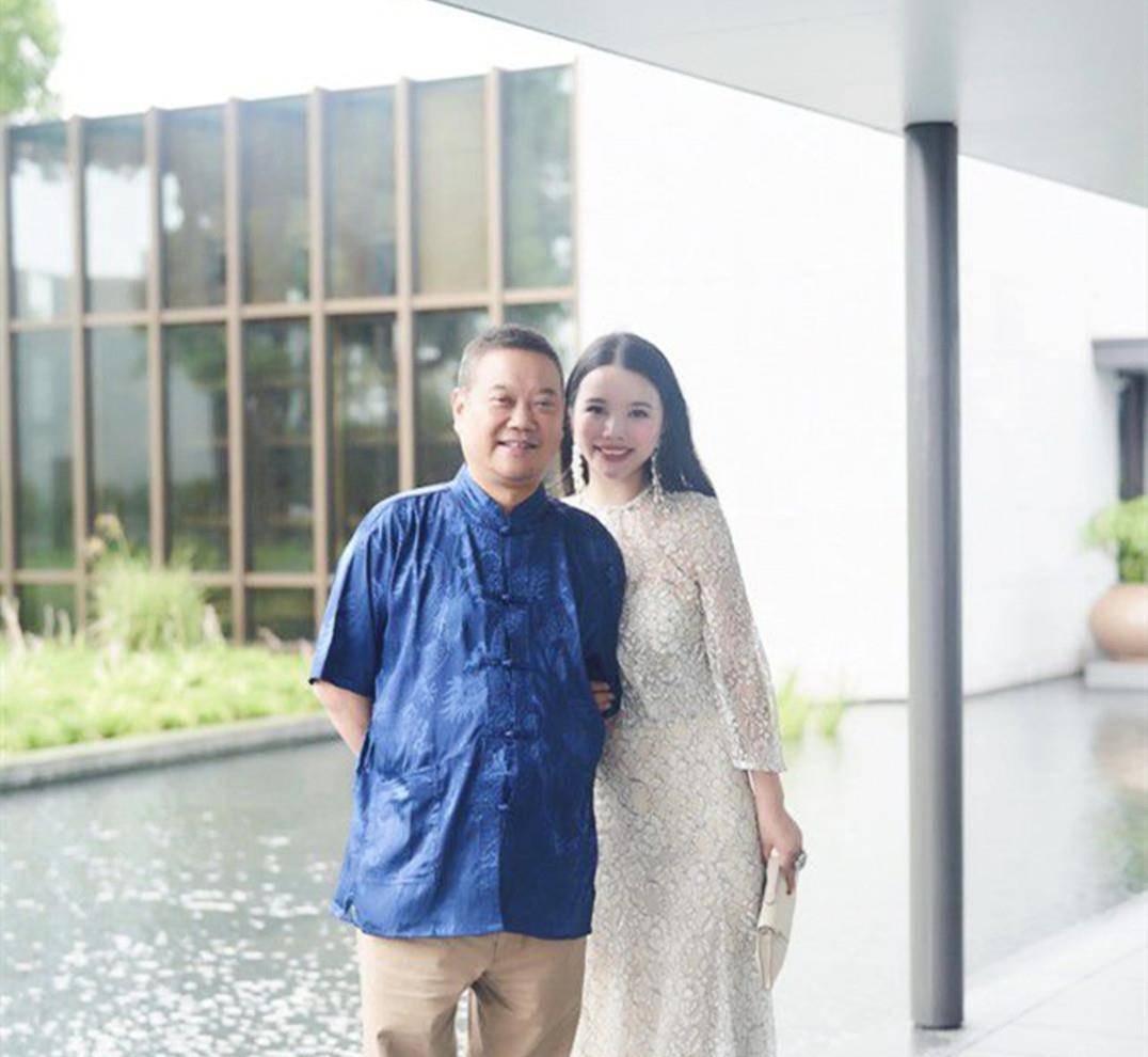 余晚晚的父亲是"梦天木门"的总裁余静渊,可以说实打实的"坐拥百亿资产