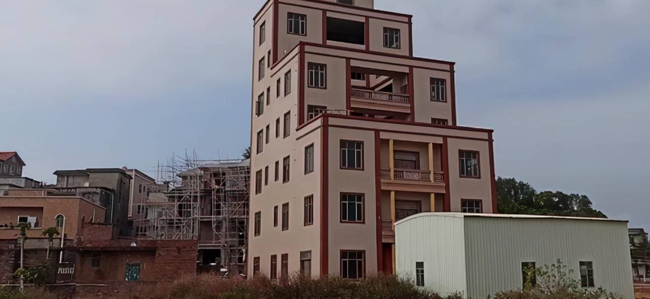 广东一奇葩四层小楼房外形怪异顶层模样像人脸整体超诡异