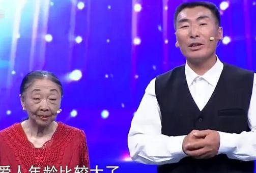 原创             李玉成背着85岁马玉琴下台阶，称呼老婆为“舅妈”，网友：真丢人