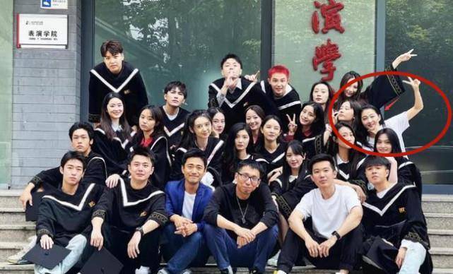 原创关晓彤现身北电拍毕业照生图曝光顿顿减肥餐怎么还发福了呢