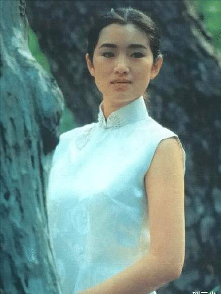 原创巩俐20岁时尚照曝光素颜出镜犹显青涩紧身泳衣更显凹凸身形