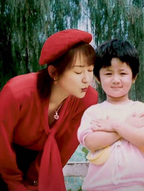 杨紫罕见和亲姐姐合照,整没整容一目了然,网友:我没看错?