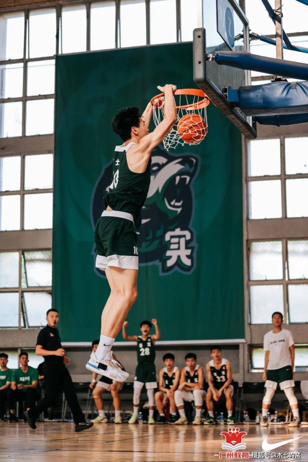 在广州耐高半决赛,他两战番禺中学都拿下了30 ,各种精彩扣篮展现着与