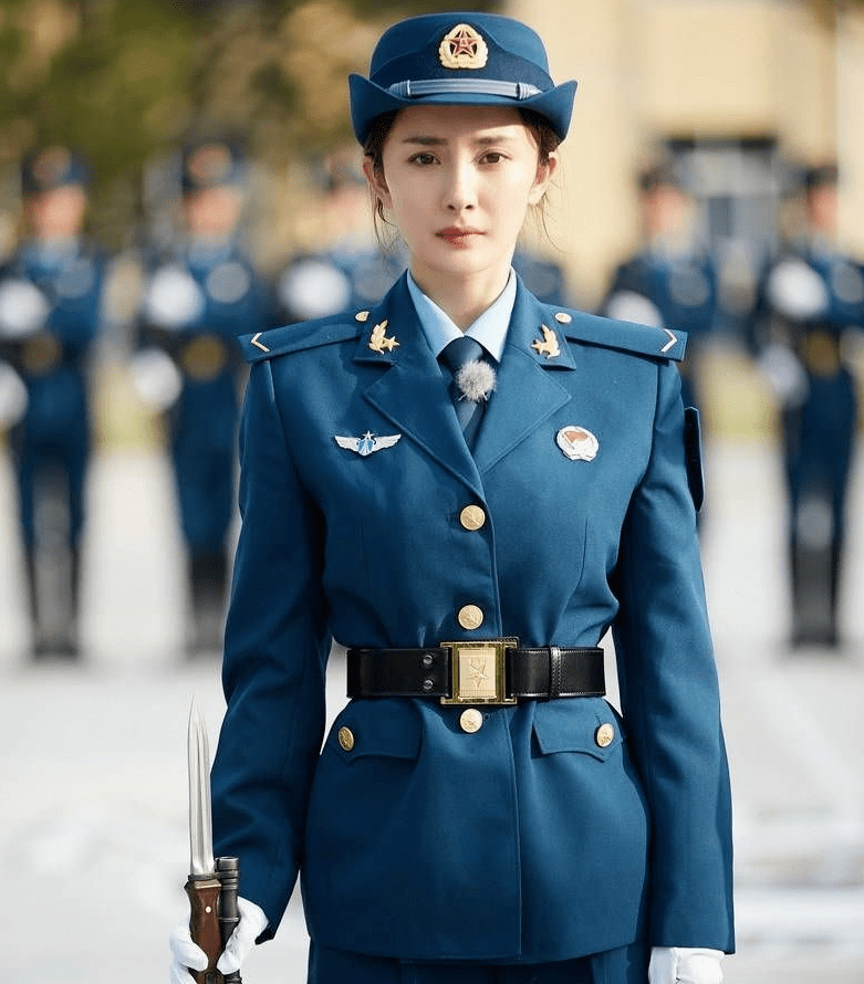 同样是"军装照",把林志玲和殷桃等女星放在一起看,差别出来了