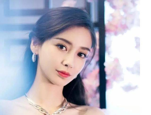 杨颖的脸型非常的完美,是好看的心形脸,下颌角线条流畅清晰,下巴尖尖