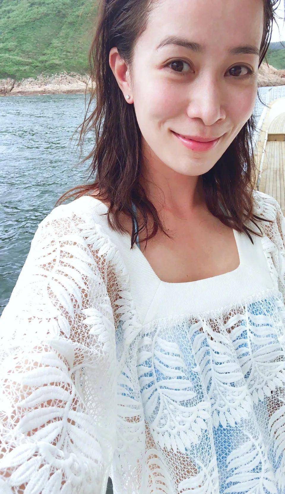 45岁佘诗曼连发12张无滤镜自拍照!不愧是冻龄女神!_微博_内地_都激