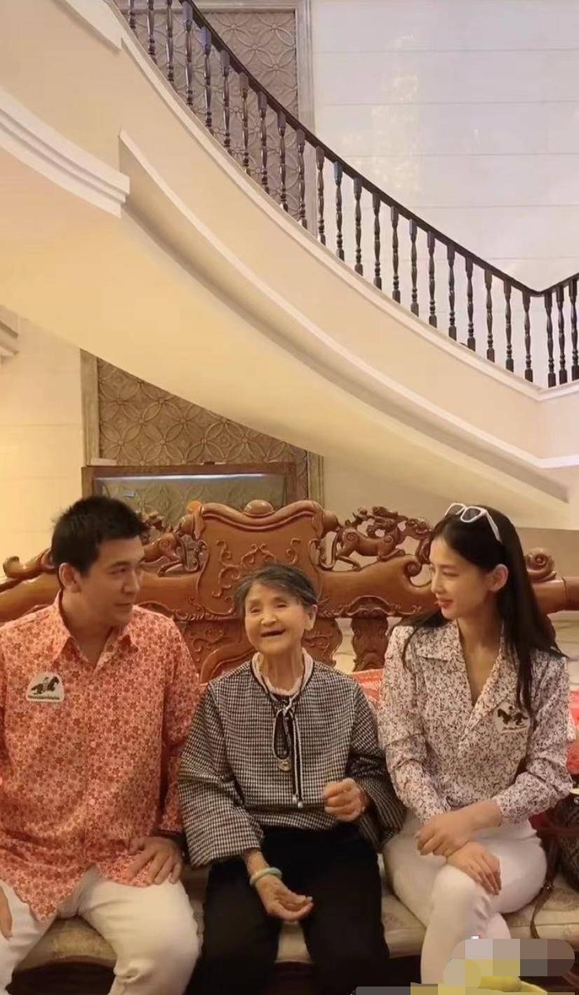 原创杨子别墅内景曝光奢华宽敞客厅装立柱被调侃似五星级酒店大堂