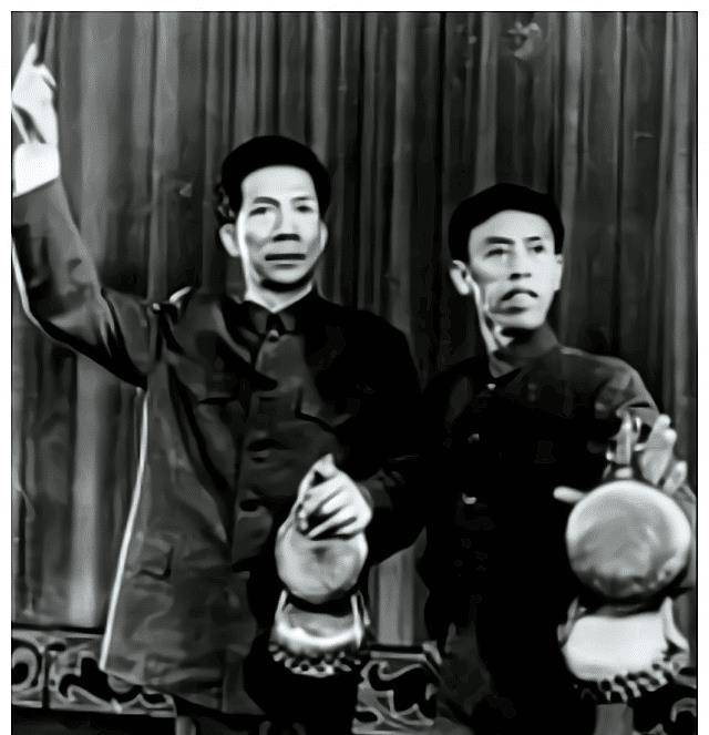 当初从事民歌表演的杨达和从事粤剧表演的黄俊英首次合作讲相声,之后